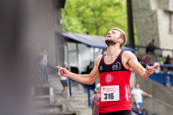 Fabian Dammermann (LG Osnabrueck) im Ziel nach 400m am 04.06.2022 waehrend der Sparkassen Gala in Regensburg